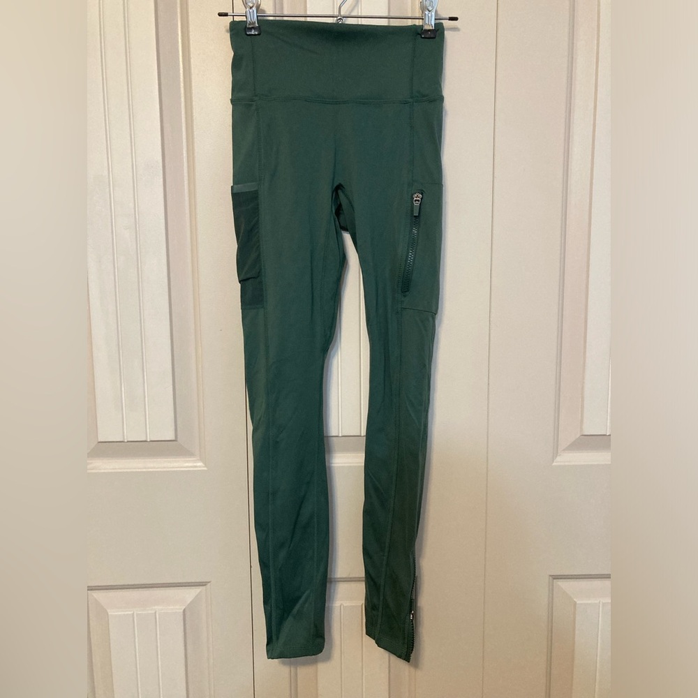 Women’s green Fabletics athletic leggings.